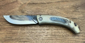 Curnicciolu lame carbone XC75, corne de bélier et plume de geai