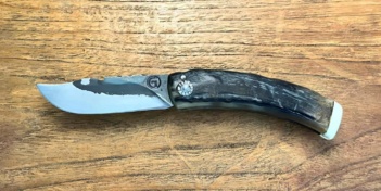 Curnicciolu lame carbone XC75, corne de bélier et cabochon en phacochère
