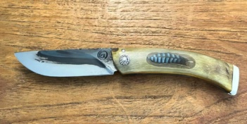 Curnicciolu lame carbone XC75, corne de bélier, plume de geai et cabochon en phacochère