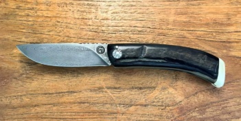 Curnicciolu lame Damas 320 couches, corne de bélier et cabochon en phacochère